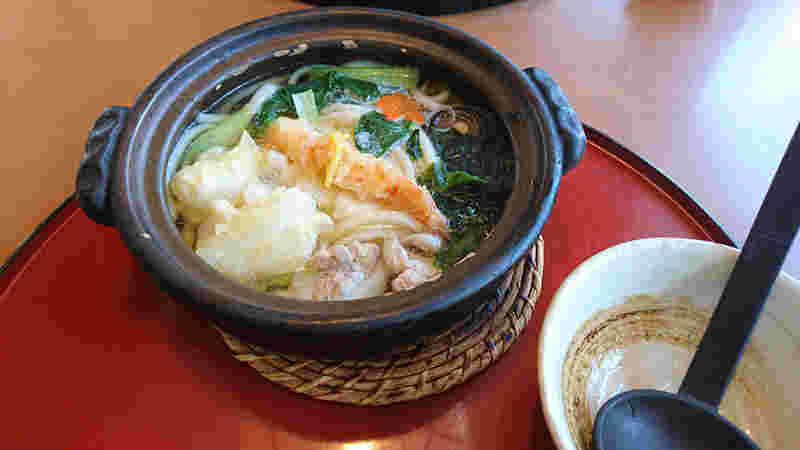 民芸鍋焼きうどんとと取り皿としゃもじ
