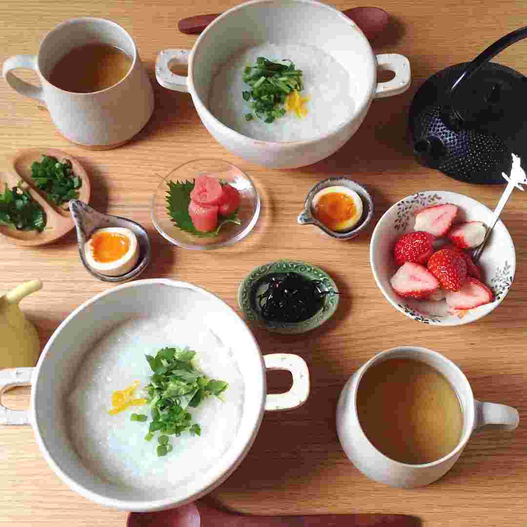 おかゆ中心の食卓風景