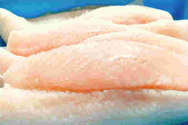 白身魚として人気のパンガシウスの切り身の様子