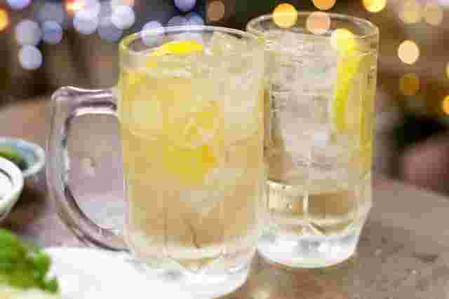 ハイボールが注がれた2個のジョッキ