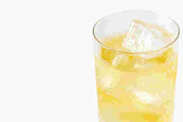 ハイボールが注がれたグラス