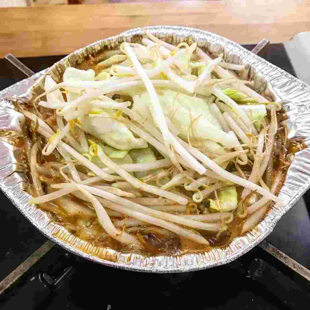 もやしとキャベツ入りのホルモン鍋