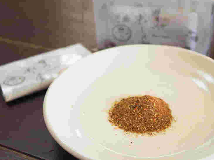 お皿に出した粉末醤油