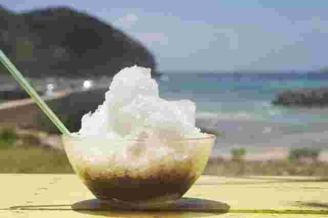 海をバックにした沖縄ぜんざい