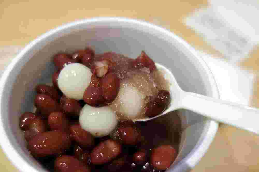 沖縄ぜんざいをスプーンですくっている様子