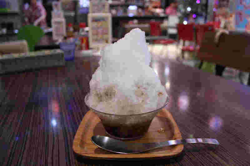 かき氷が沢山乗った沖縄ぜんざい