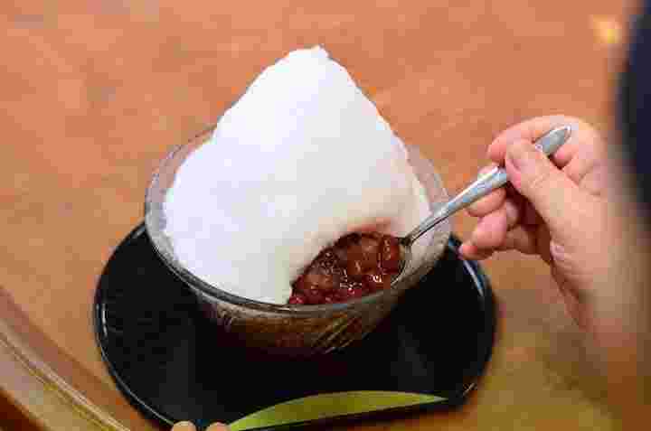 沖縄ぜんざいを食べている様子