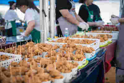 イベント会場に並んだたくさんのチキン