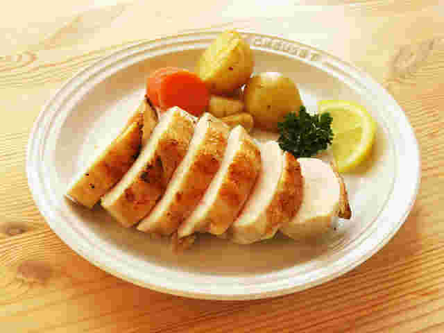 じゃがいもなどを添えた鶏むね肉のソテー
