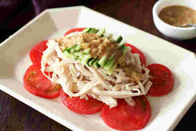 薄切りトマトに裂いた鶏むね肉ときゅうりをのせたバンバンジー