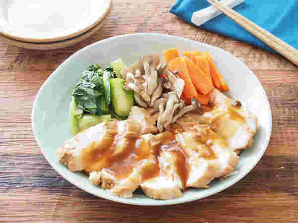 しっとりと仕上がったむね肉のチャーシューと付け合わせられた野菜