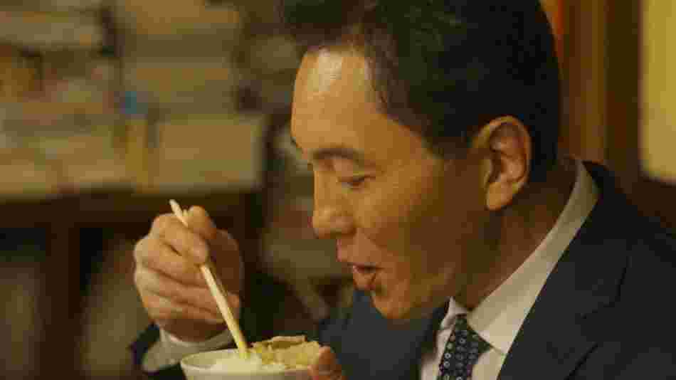 食事を楽しむ井之頭