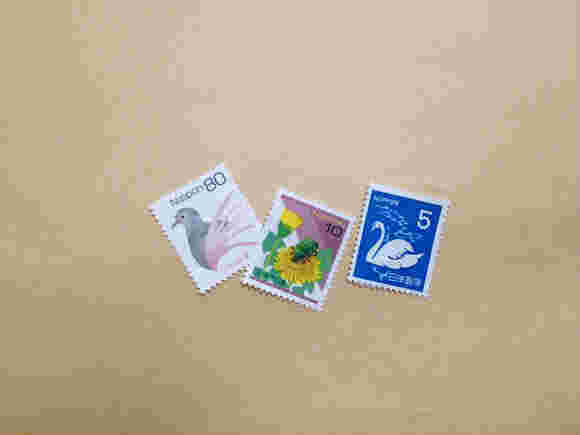 三枚の花と鳥の絵柄の切手