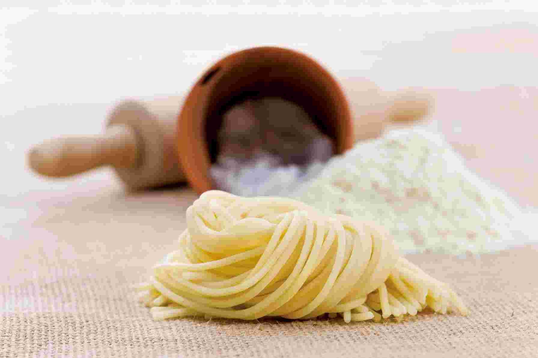 麻の布の上に丸めた生パスタと道具
