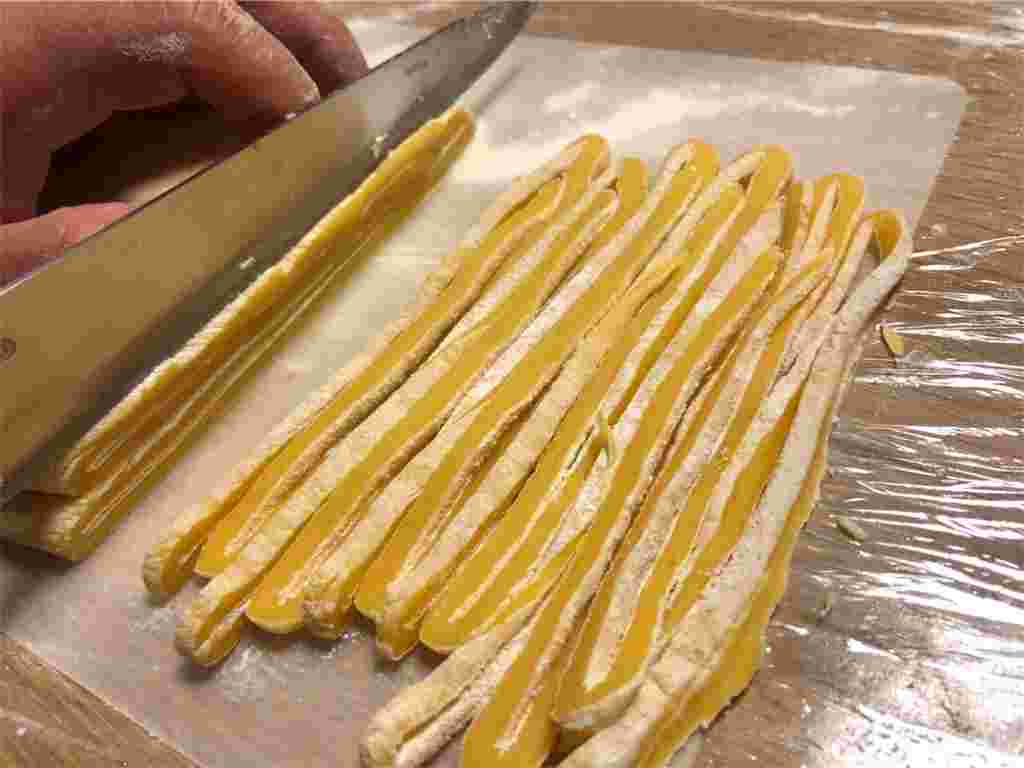 パスタ細長く包丁で切る