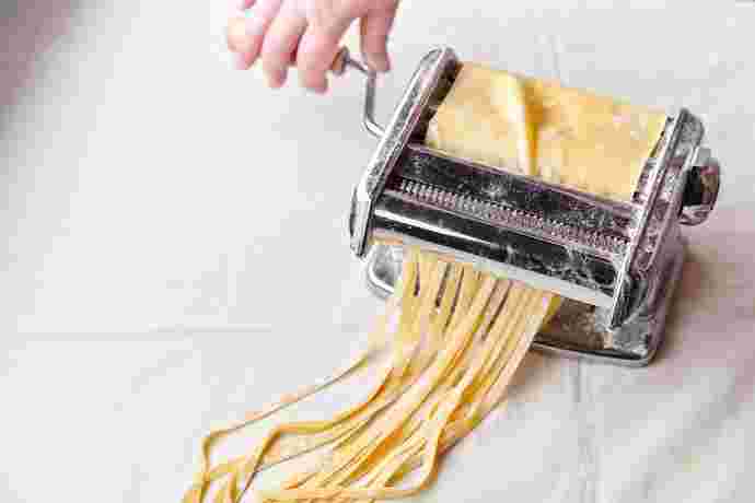白い布の上に銀製のパスタローラー
