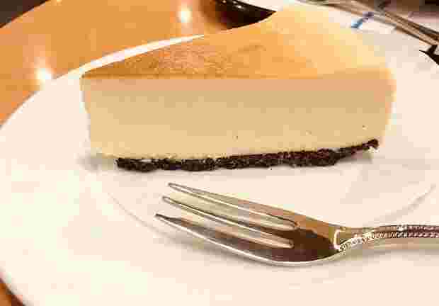 白いお皿にニューヨークチーズケーキとフォーク