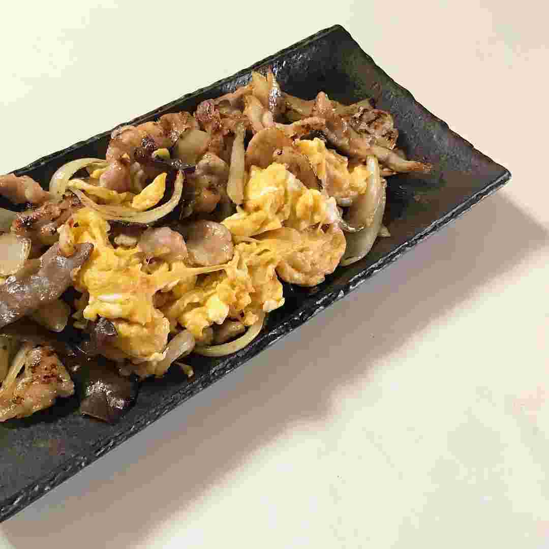 黒い長い更に置かれたしめじのムースーロー
