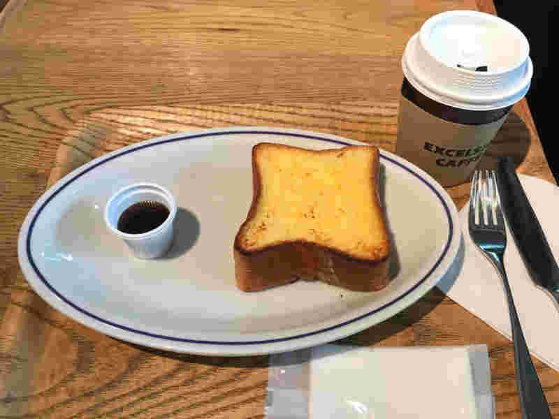 テイクアウトのコーヒーと厚切りフレンチトースト
