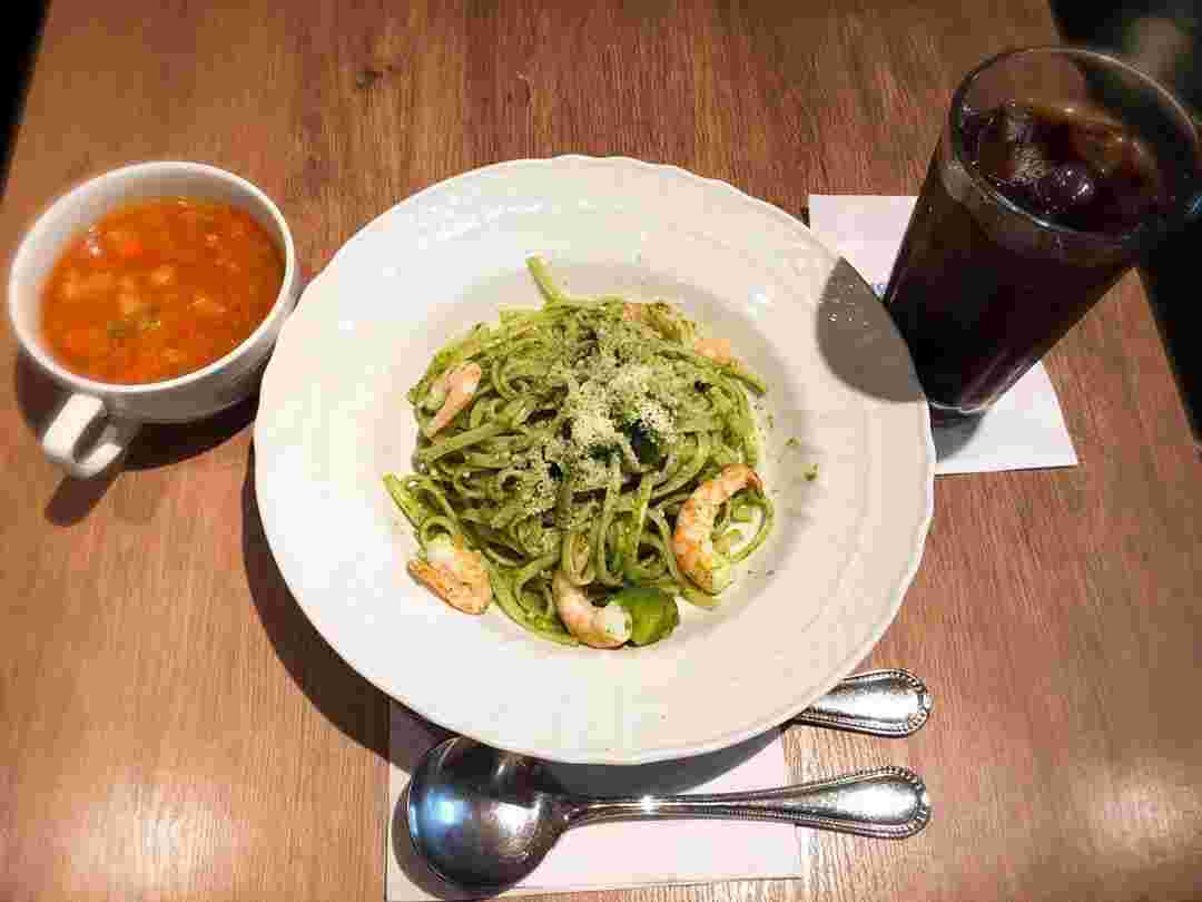 アイスコーヒーとミネストローネと真ん中にジェノベーゼ