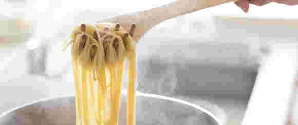 パスタを茹でている画像