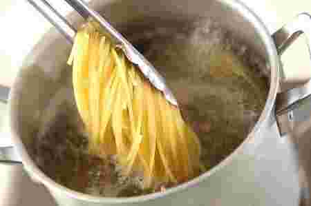 パスタを茹でているシーン