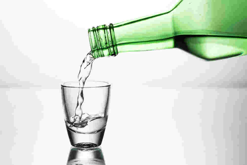 焼酎をグラスに注ぐ