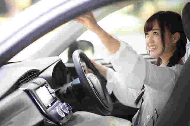 車を運転している様子