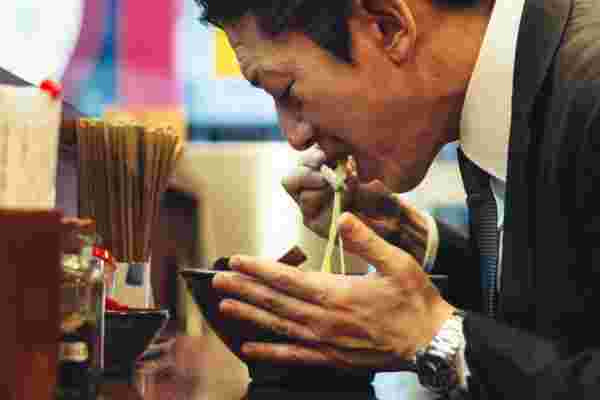 麺を食べる男性