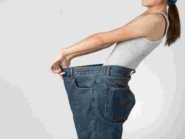ダイエットしてジーンズがぶかぶかになった女性