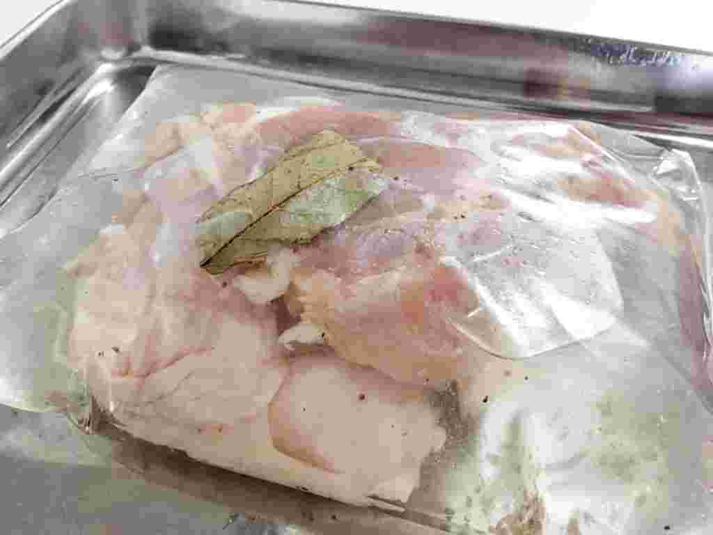 保存袋に入れてブライニングしている鶏肉