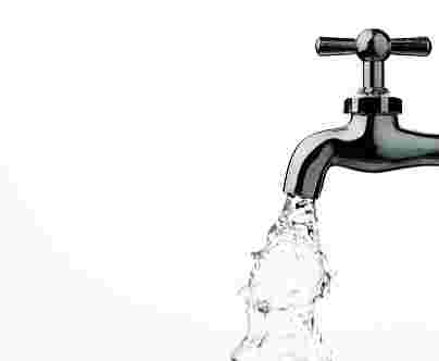 水道から水が出ている画像