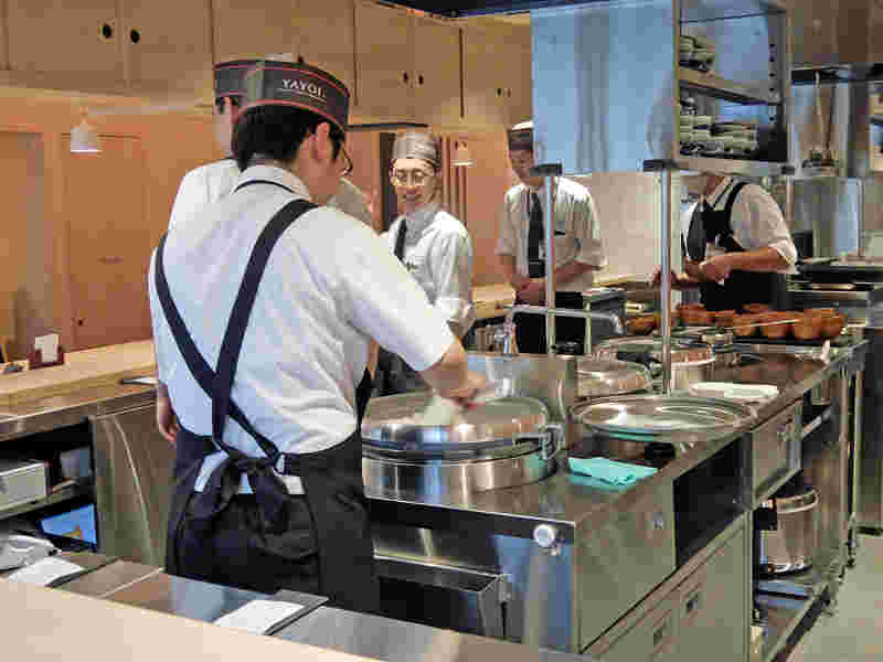 茅場町店のオープンキッチン