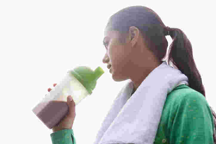運動後にプロテインを飲む女性