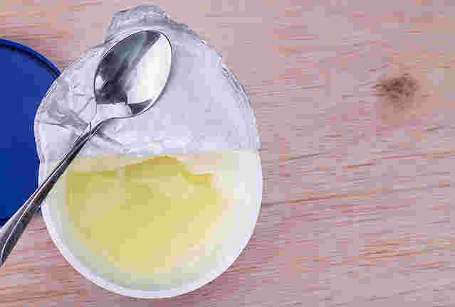 ヨーグルトの上に溜まったホエイ(乳清)