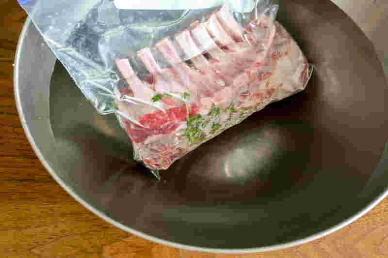 低温調理をしているラム肉