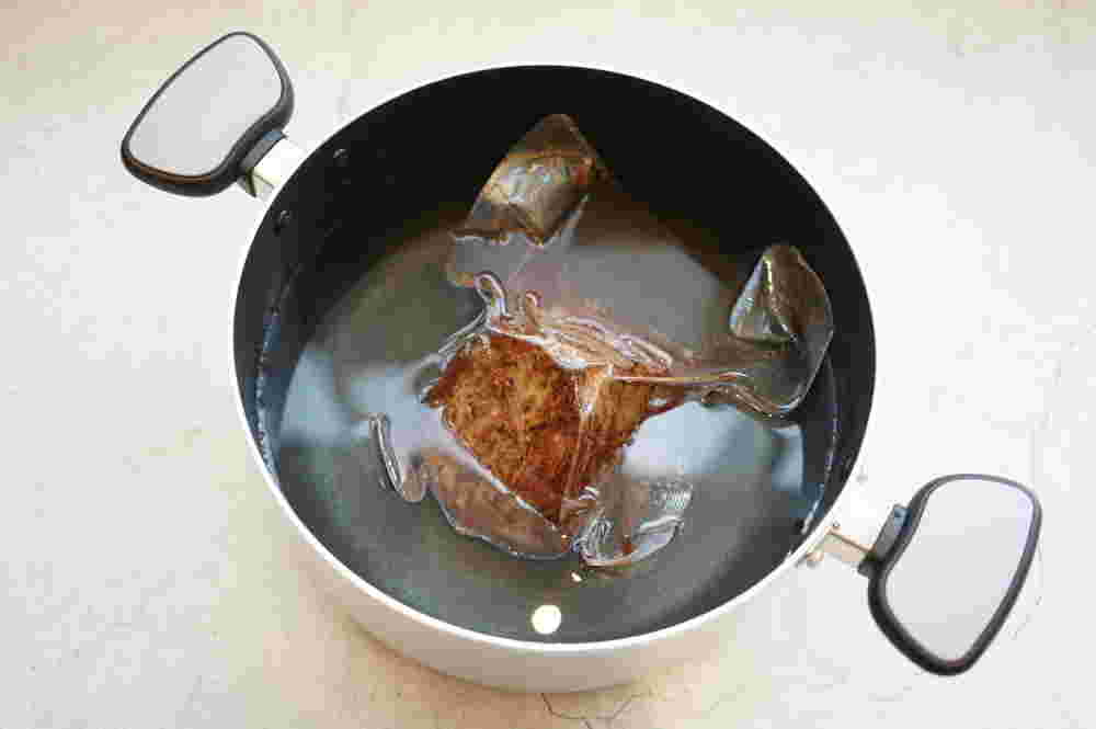 湯煎中の肉の様子