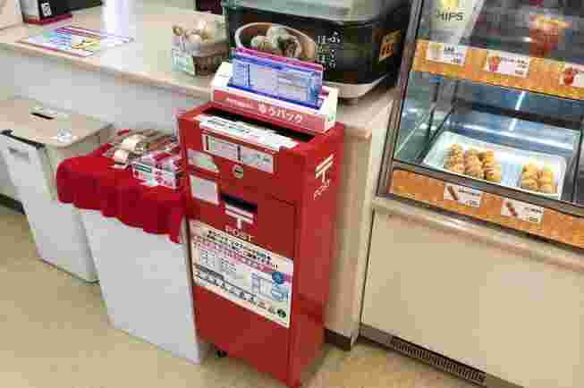 コンビニのレジの前に設置されたポスト