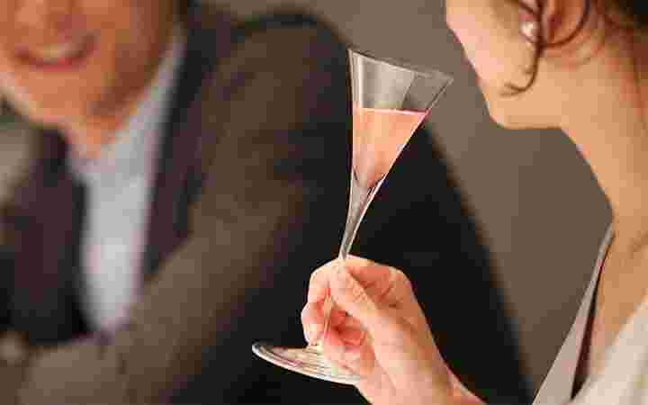 カクテルを飲む女性