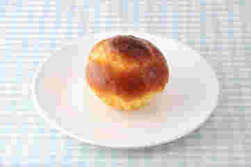 お皿に乗ったブリオッシュ