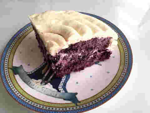 ブラックベリー入りのレッドベルベットケーキ