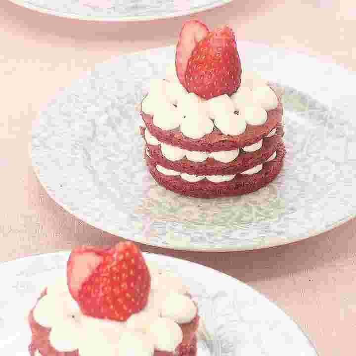 小さなレッドベルベットケーキ
