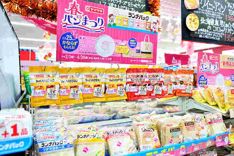 コンビニの一角のヤマザキパンコーナー