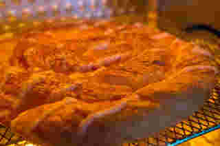 トースターで焼かれているミニスナックゴールド