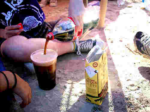 赤ワインにコーラを入れるイメージ