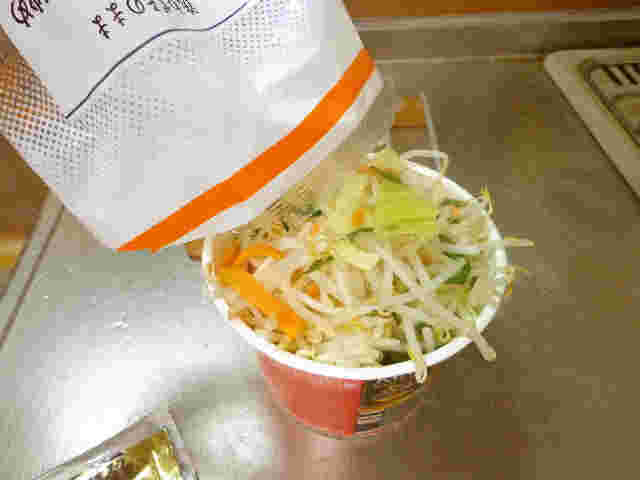 野菜たっぷりカップ麺