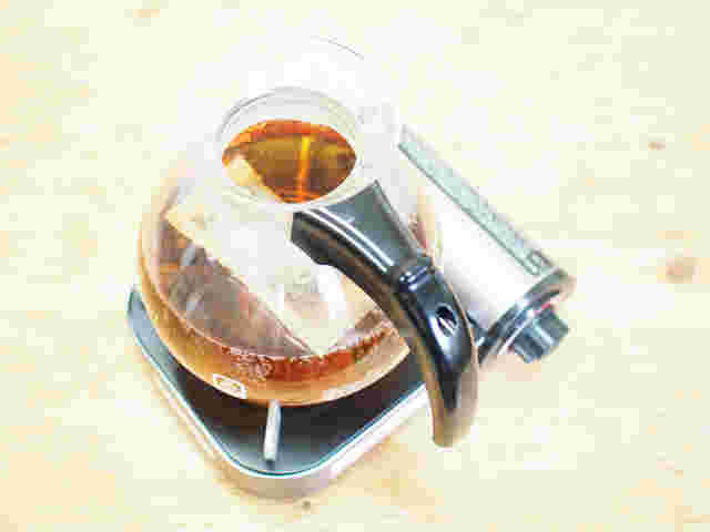 ティーバッグのチャーガ茶を煮出す