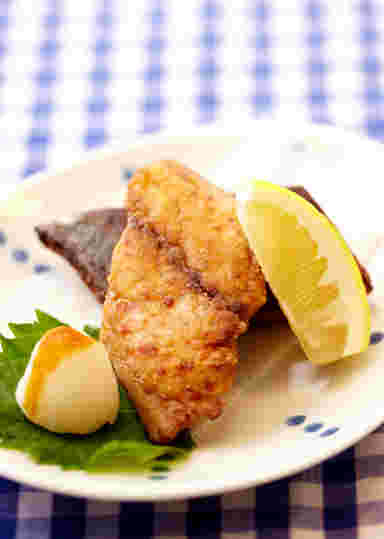 鯖の竜田揚げと添えられたレモンと大根おろし
