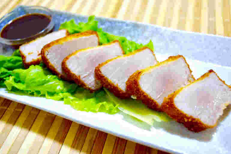スライスしたマグロカツとソース