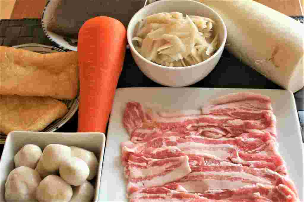 豚バラ肉や里芋、人参、大根など豚汁に使う食材
